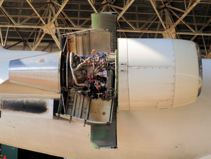 航空機エンジン工場で蒸気配管向け耐熱用保護スリーブを採用し、グラスウールの発生が解消した事例