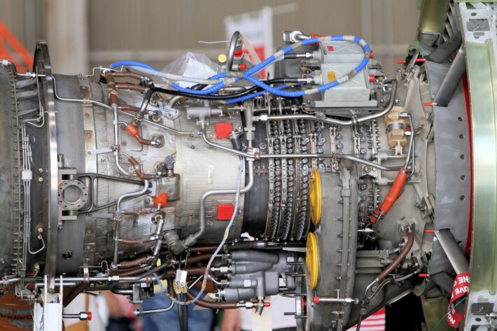 航空機エンジン工場で、油圧回路向けノンスピルワンタッチカップリングを採用し、液ダレが改善した事例