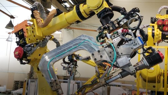 BEV生産ラインにおいて、溶接品質の安定化と工数削減を実現するツールチェンジャーの導入事例