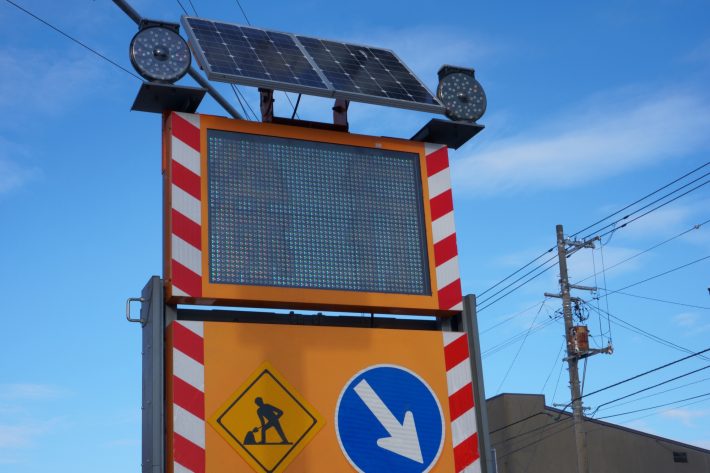 【非防水グロメットからケーブルエントリシステムへ】道路誘導用看板における防水性・省工数を両立した採用事例